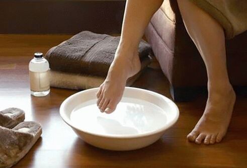 Joint pain at night does not mean a disease, it can be removed with folk remedies such as a hot bath